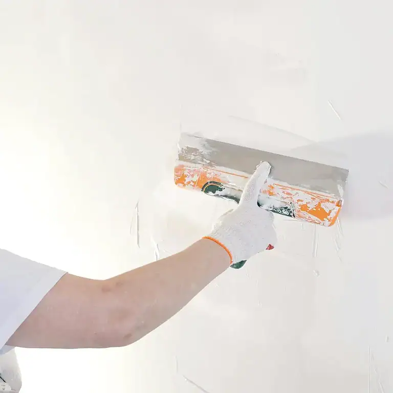 Fugeskjøtforsegling på vegg med sparkelkunst, gjør-det- selv arbeid, profesjonell maling og oppussing, renovasjon og husrehabilitering, malerarbeid for innendørs og utendørs bruk.