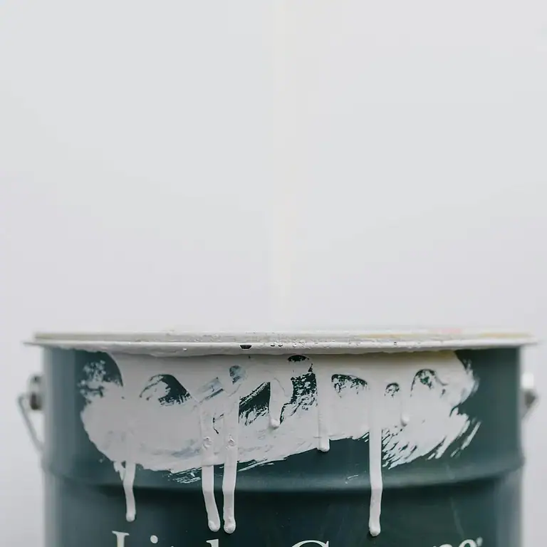 Sterrendei med hvit maling som drypper nedover, brukt i malingsarbeid og dekorasjon, fra Stex Norge.